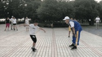 6岁小男孩和17岁小哥广场鬼步舞斗舞, 2个都很有范, 你觉得谁更棒