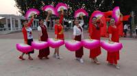 朝霞舞蹈队在南坝台村表演的舞蹈《桃花依旧笑春风》