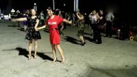 两女子在广场跳双人广场舞 跳的真不错
