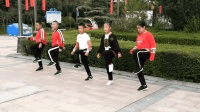 一群小朋友合跳最近流行的广场舞《三十六度八》, 好欢乐!