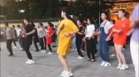 快乐的广场舞 黄衣服美女跳舞可爱有活力 短发美女知性有气质
