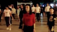红衣服大美女广场舞跳的动作随意 很有女人的美