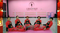 姐妹舞蹈队广场舞《欢乐中国年》