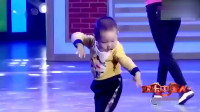 两岁宝宝跳广场舞, 一看就知道是奶奶带出来的孩子!