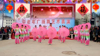 变队形古典伞舞《小河淌水》广场舞活动现场表演，真好看