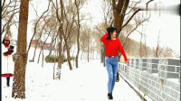 下着雪也不影响妹子跳抖胯广场舞《无奈的思绪》，很适合冬季减肥