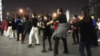 美凯龙高晶晶团队迎来众多吉特巴老师齐跳广场舞《一晃就老了》嗨翻全场
