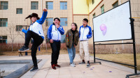 老师带学生扎气球跳广场舞，学生的表现一个比一个有趣，长见识了