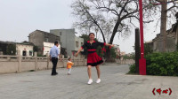 红短裙姐姐广场舞《听心》跳得好迷人哦，2岁萌娃不愿意走了呢！