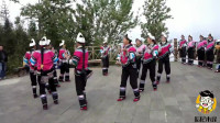 云南红河县少数民族大妈在广场，跳起不一样的民族广场舞很特别，引来众多观众