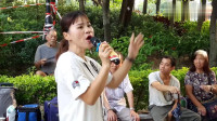 街头艺人刘冰冰演唱《拥抱你离去》，唱出了广场舞的节奏