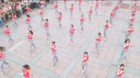 二十六岁的郭富城在上海某广场教上百女子跳舞以及防狼术，舞风超强！原来他才是广场舞的鼻祖！