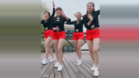 四姐妹齐跳广场舞，人美舞更美，网友：大长腿吸睛！