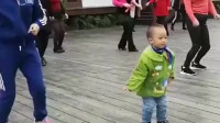 萌娃：2岁萌娃领跳广场舞《情路弯弯》舞步到位，萌翻广场大妈