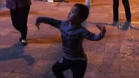 三岁儿童跳广场舞，结果音乐一响惊艳全场，网友：这才是隐藏的王者