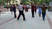 你知道吗？在新疆广场舞是这样跳的