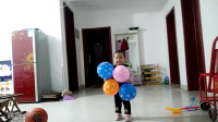 2岁小宝宝拿着彩色气球跳舞，好像跳广场舞的大妈，奶奶带的娃就是厉害
