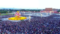 太震撼了！天安门广场升旗式，十多万国人齐唱国歌，热泪盈眶！
