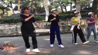 一个人教四个妹子跳：鬼步广场舞，跳成这样，看着有点心累！
