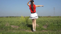 农村大姐在庄稼地里跳《走天涯》广场舞，这舞姿太有活力了，好看
