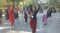 新疆广场舞表演，教练大姐的身材真好，大妈们都听她指挥