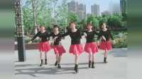美女们跳广场舞，优美的舞姿真漂亮，大家一起来跳舞吧！