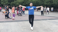 56岁奶奶轻松玩转鬼步舞，一蹦一跳一摇一晃，比广场舞帅多了！
