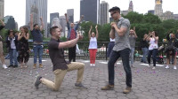 男人在向男人求婚？广场上正在跳广场舞，下秒画风陡变
