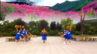 时尚手花舞广场舞《最美的中国》满满的正能量，大方又好看！