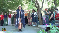 紫竹院广场舞，73岁的老师讲解新疆舞的有关知识并献舞一曲