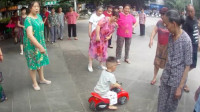 2岁男童骑车去看广场舞 趁家人午睡“离家出走”