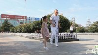 大叔带女儿跳广场舞，高难度动作轻松完成，没想到比爸爸跳的还好