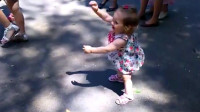 广场舞来了个女宝，下一秒宝宝的举动瞬间成焦点，萌翻一众大妈