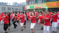 老梁：中国大妈纽约广场跳广场舞，结果美国人一点没惯着她们！