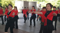 青岛红色娘子军舞蹈团跳《走进咖啡屋》广场舞，融自娱性与表演性为一体