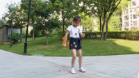 7岁小姑娘广场舞跳得真是好！《山谷里的思念》百看不厌