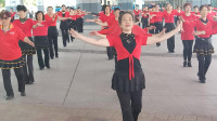 青岛红色娘子军舞蹈团跳《光阴的故事》广场舞，带走多愁善感的青春！