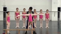 实拍学芭蕾舞的小女孩排练，跳的真好看，给她们点个赞