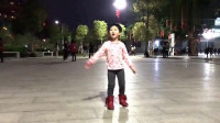 4岁小女孩广场舞《小苹果》，跳得真好，等你长大哥开大奔来接你