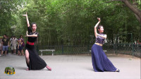 紫竹院广场舞《月亮》，两位小美女演绎的傣族舞蹈