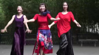 最炫广场舞《两个人》热歌劲舞，青春活力，三姐妹跳的真出彩！