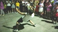 机械舞街舞大师广场献艺 被众人围观叫好