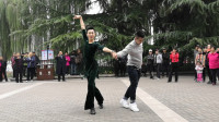 果果和帅哥即兴表演双人广场舞《月下情缘》音乐动感舞步专业