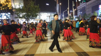 北京这位男士广场舞跳的太妖娆、女人都嫉妒、路人纷纷竖起大拇指