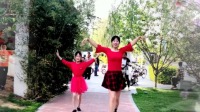 32步广场舞《花蝴蝶》妈妈跳的美，10岁女儿更抢镜