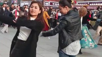 本想加入新疆的广场舞团，奈何跳的不是家乡的小苹果！