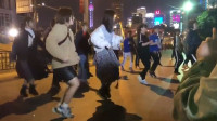 美少女跳什么舞都好看！日本少女偶像团体上海街头PK广场舞大妈