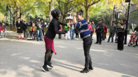 广场舞《我爱你中国》歌曲好听，两位美女老师舞步更好看