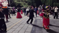 什么叫气质？这样的新疆舞刷新对广场舞的认知，新疆广场舞多来点