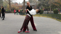 广场舞《情路弯弯》双人对跳，光头老师和安子老师舞步轻盈好看